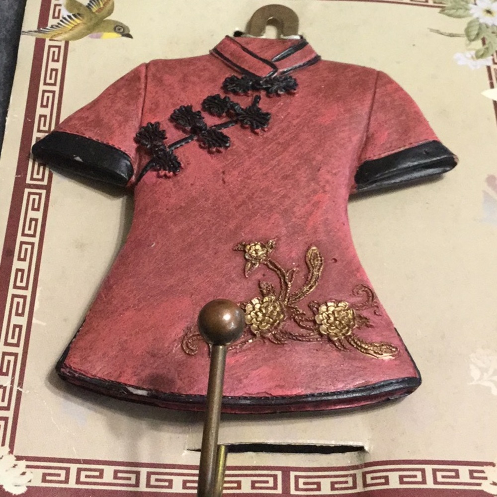 Adorable Resin Far East Hanger